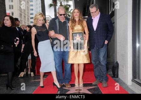 Los Angeles, California, USA. Il 7 maggio, 2015. Julie Bowen, Ed O'Neill, Sofia Vergara, Eric Stonestreet alla cerimonia di induzione per la stella sulla Hollywood Walk of Fame per Sofia Vergara, Hollywood Boulevard, Los Angeles, CA Maggio 7, 2015. Foto Da: Michael Germana/Everett raccolta/ Alamy Live News Foto Stock