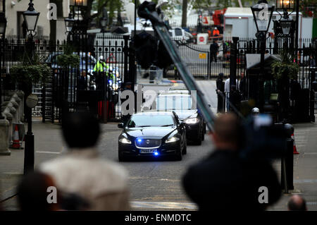 Londra, Regno Unito. 8 Maggio, 2015. Il Primo ministro inglese e leader del partito conservatore David Cameron ritorna al n. 10 Downing Street in auto a Londra il 8 maggio, 2015. Il Partito Conservatore è rimasto il più grande partito alla House of Commons dopo le elezioni il giovedì. Foto Stock