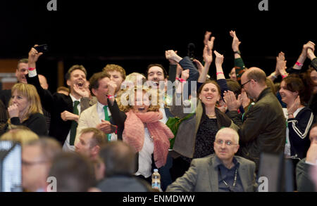 Brighton, Regno Unito. 8 Maggio, 2015. Sostenitori celebrare come Caroline Lucas del Partito Verde dopo vince il Padiglione di Brighton sede Credito: Simon Dack/Alamy Live News Foto Stock