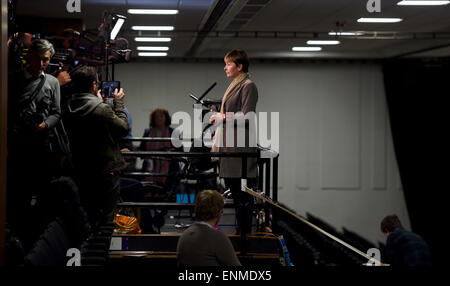 Brighton, Regno Unito. 8 Maggio, 2015. Caroline Lucas del Partito Verde parla ai media dopo aver vinto il Padiglione di Brighton sede Credito: Simon Dack/Alamy Live News Foto Stock