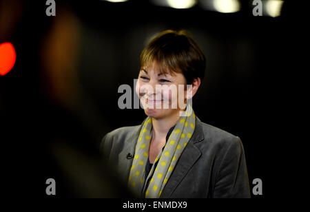 Brighton, Regno Unito. 8 Maggio, 2015. Caroline Lucas del Partito Verde sembra felice dopo aver vinto il Padiglione di Brighton sede Credito: Simon Dack/Alamy Live News Foto Stock