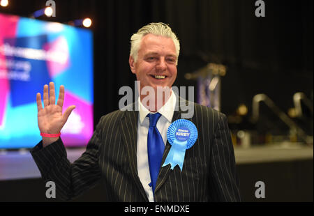 Brighton, Regno Unito. 8 Maggio, 2015. Simon Kirby dei Conservatori festeggia dopo aver vinto la Brighton Kemptown sede Credito: Simon Dack/Alamy Live News Foto Stock