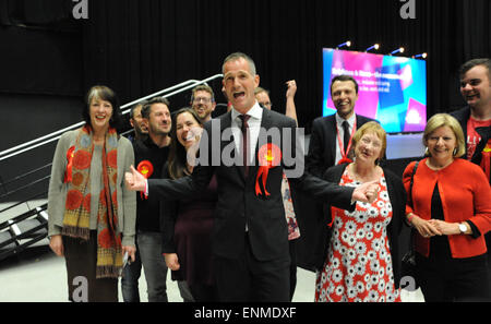 Brighton, Regno Unito. 8 Maggio, 2015. Peter Kyle del lavoro celebra con i suoi sostenitori dopo aver vinto la sede di Hove Credito: Simon Dack/Alamy Live News Foto Stock