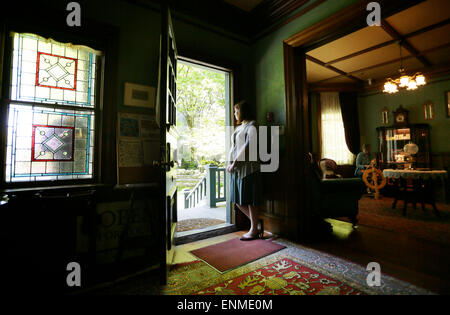 (150508) -- VANCOUVER, 8 maggio 2015 (Xinhua) -- i membri dello staff di attendere per i visitatori del Roedde House Museum a Vancouver in Canada, 7 maggio 2015. Il Roedde house, costruita nel 1893, è uno dei meglio conservati in stile Victorian House di Vancouver. Essa è stata trasformata in un museo e aperto al pubblico nel 1990. (Xinhua Liang/Sen) Foto Stock