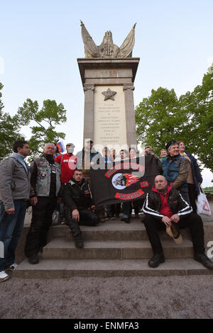 Torgau, Germania. Il 7 maggio, 2015. Membri e simpatizzanti del russo moto club 'Notte lupi' sostare di fronte il cenotafio sovietica in Torgau, Germania, 7 maggio 2015. Il gruppo è in un tour da Mosca a Berlino. Essi vogliono arrivare nella capitale tedesca il 09 maggio 2015 - quando la Russia osserva il giorno della vittoria sulla Germania di Hitler. Foto: Hendrik Schmidt/dpa/Alamy Live News Foto Stock