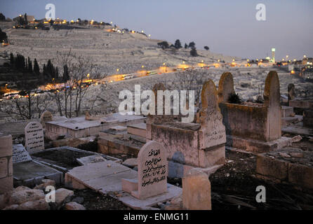 Israele. Gerusalemme. Cimitero musulmano. Sullo sfondo il Monte degli Ulivi. Foto Stock