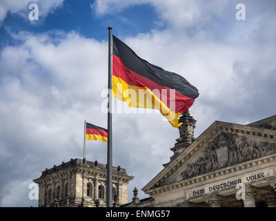 Bandiera tedesca davanti al parlamento di Berlino, Germania Foto Stock