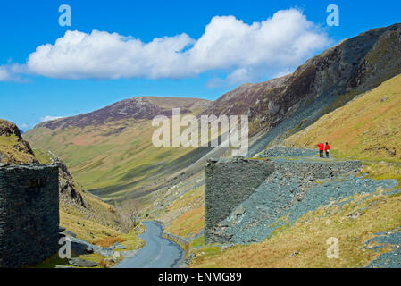 Due persone che guardano lungo Honister Pass (B5289), Lake District National Park, Cumbria, Inghilterra, Regno Unito Foto Stock