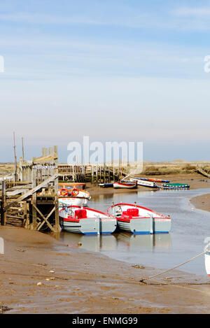 Viaggio di tenuta barche ormeggiate con la gestione temporanea in attesa di marea a Morston, Norfolk, Inghilterra, Regno Unito. Foto Stock
