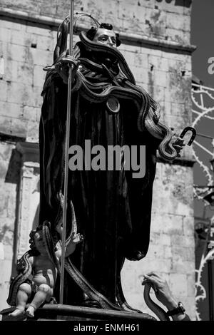 Cocullo, Italia. Festival di serpente. Santo Patrono della statua trasportata in processione ricoperta di serpenti. Foto Stock