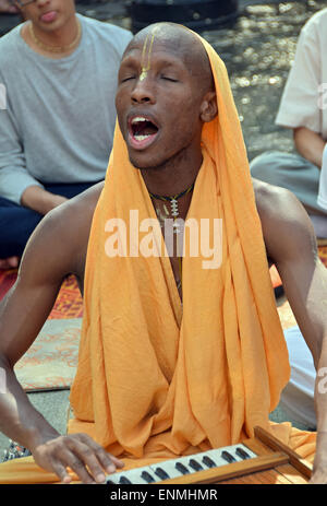 Hare Krisna devoto riproduzione di un organo in Union Square Park a Manhattan, New York City Foto Stock