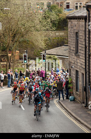 Piloti in Tour de Yorkshire sul Keighley Road Hebden Bridge Yorkshire Foto Stock