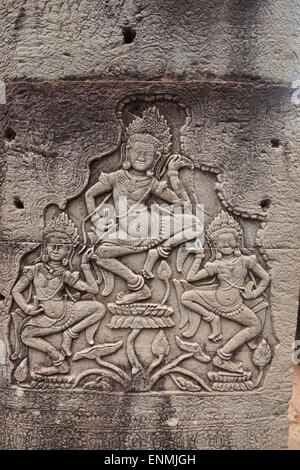 Bassorilievo carving al tempio Bayon a Angkor Wat in Siem Reap, Cambogia Foto Stock