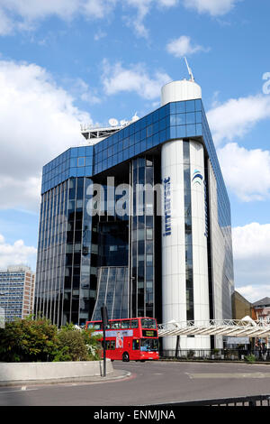 Red double-decker bus londinese passando il Inmarsat edificio sulla vecchia strada rotonda Londra KATHY DEWITT Foto Stock