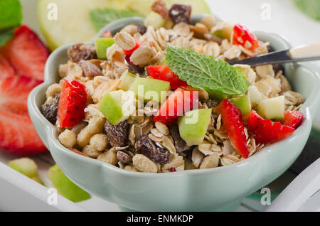 Un sano muesli e frutta fresca per la colazione in una ciotola. Messa a fuoco selettiva Foto Stock