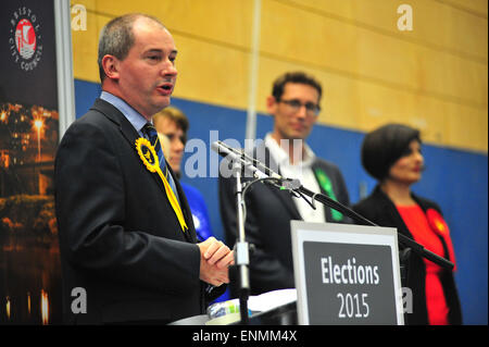 Bristol, Regno Unito. 8 Maggio 2015.Lib Dem Stephen Williams fa un discorso dopo perdendo la sua Bristol West circoscrizione. Partito Laburista candidato Debbonaire Thangam è stato eletto il nuovo MP per Bristol West circoscrizione sostituzione gruppo del Partito europeo dei liberali democratici Incumbent Stephen Williams. I sondaggi avevano previsto una battaglia serrata nel Bristol sede tra il partito dei Verdi e del lavoro. Credito: Jonny bianco/Alamy Live News Foto Stock