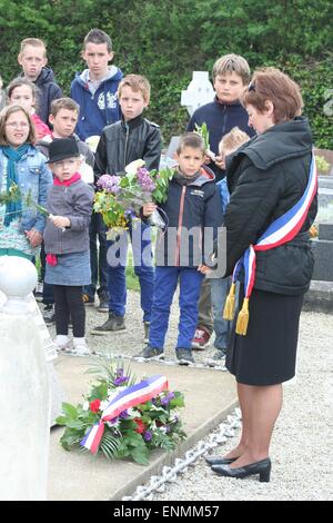 La Normandia, Francia. 8 Maggio, 2015. Scuola di francese bambini attendere mentre il sindaco locale Michèle Sonilhac depone corona di fiori per commemorare la vittoria nella giornata dell'Europa a Les Moitiers D'Allonne, Normandia, Francia. Credito: Daniel e Flossie bianco/Alamy Live News Foto Stock