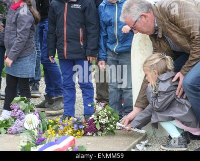 La Normandia, Francia. 8 Maggio, 2015. Vittoria in Europa è un giorno di festa nazionale e celebrato attraverso ogni piccola città e villaggio, come Les Moitiers D'Allonne in Normandia, Francia. Quest'anno 8 maggio 2015 è il settantesimo anniversario. Credito: Daniel e Flossie bianco/Alamy Live News Foto Stock