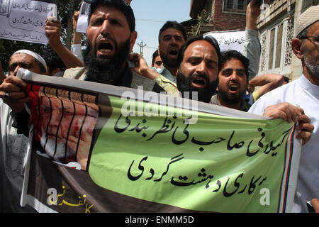 Srinagar, Indiano Kashmir amministrato. 8 Maggio, 2015. I sostenitori di tutte le parti Hurriyat Conference (G) gridare slogan durante la protesta quasi tutti i top leader separatista sono stati presi in custodia cautelare o agli arresti domiciliari per impedire loro di affrontare i raduni di venerdì, un alto funzionario di polizia ha detto a notizie locali agenzie qui che quelli destinati nel giro di vite incluse Syed Ali Geelani, Mirwaiz Umer Farooq, Muhammad Yasin Malik, Nayeem Ahmad Khan, Javaid Mir e Hilal guerra.Solo Shabir Ahmad Shah è riuscito a sfuggire alla polizia dragnet. Credito: Sofi Suhail/Alamy Live News Foto Stock