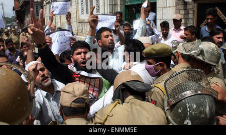 Srinagar, Indiano Kashmir amministrato. 8 Maggio, 2015. La polizia indiana gli uomini si arresta i sostenitori di tutte le parti Hurriyat Conference (G) Quasi tutti i top leader separatista sono stati presi in custodia cautelare o agli arresti domiciliari per impedire loro di affrontare i raduni di venerdì, un alto funzionario di polizia ha detto a notizie locali agenzie qui che quelli destinati nel giro di vite incluse Syed Ali Geelani, Mirwaiz Umer Farooq, Muhammad Yasin Malik, Nayeem Ahmad Khan, Javaid Mir e Hilal guerra.Solo Shabir Ahmad Shah è riuscito a sfuggire alla polizia dragnet. Credito: Sofi Suhail/Alamy Live News Foto Stock