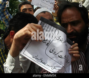 Srinagar, Indiano Kashmir amministrato. 8 Maggio, 2015. I sostenitori di tutte le parti Hurriyat Conference (G) gridare slogan durante la protesta quasi tutti i top leader separatista sono stati presi in custodia cautelare o agli arresti domiciliari per impedire loro di affrontare i raduni di venerdì, un alto funzionario di polizia ha detto a notizie locali agenzie qui che quelli destinati nel giro di vite incluse Syed Ali Geelani, Mirwaiz Umer Farooq, Muhammad Yasin Malik, Nayeem Ahmad Khan, Javaid Mir e Hilal guerra.Solo Shabir Ahmad Shah è riuscito a sfuggire alla polizia dragnet. Credito: Sofi Suhail/Alamy Live News Foto Stock