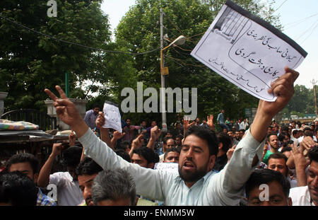 Srinagar, Indiano Kashmir amministrato. 8 Maggio, 2015. I sostenitori di tutte le parti Hurriyat Conference (G) gridare slogan durante la protesta quasi tutti i top leader separatista sono stati presi in custodia cautelare o agli arresti domiciliari per impedire loro di affrontare i raduni di venerdì, un alto funzionario di polizia ha detto a notizie locali agenzie qui che quelli destinati nel giro di vite incluse Syed Ali Geelani, Mirwaiz Umer Farooq, Muhammad Yasin Malik, Nayeem Ahmad Khan, Javaid Mir e Hilal guerra.Solo Shabir Ahmad Shah è riuscito a sfuggire alla polizia dragnet. Credito: Sofi Suhail/Alamy Live News Foto Stock