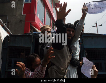 Srinagar, Indiano Kashmir amministrato. 8 Maggio, 2015. La polizia indiana gli uomini detiene i sostenitori di tutte le parti Hurriyat Conference (G) Quasi tutti i top leader separatista sono stati presi in custodia cautelare o agli arresti domiciliari per impedire loro di affrontare i raduni di venerdì, un alto funzionario di polizia ha detto a notizie locali agenzie qui che quelli destinati nel giro di vite incluse Syed Ali Geelani, Mirwaiz Umer Farooq, Muhammad Yasin Malik, Nayeem Ahmad Khan, Javaid Mir e Hilal guerra.Solo Shabir Ahmad Shah è riuscito a sfuggire alla polizia dragnet. Credito: Sofi Suhail/Alamy Live News Foto Stock