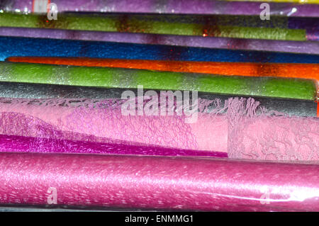 In cellophane colorati e maglia per imballare fiori Foto Stock