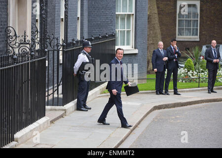 Londra, Regno Unito. 8 Maggio, 2015. Il primo ministro del Regno Unito, David Cameron fa il suo modo di affrontare i media di tutto il mondo a Downing Street dopo aver vinto le elezioni generali britanniche. Credito: Jeff Gilbert/Alamy Live News Foto Stock