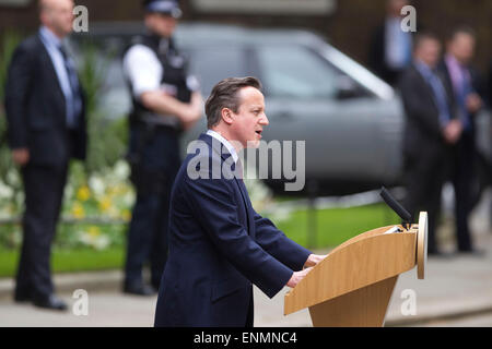 Londra, Regno Unito. 08 Maggio, 2015. David Cameron, Primo Ministro del Regno Unito, Whitehall, London, Regno Unito 08.05.2015 Primo Ministro del Regno Unito David Cameron fa il suo modo di affrontare i media di tutto il mondo a Downing Street dopo aver vinto le elezioni generali britanniche. Credito: Jeff Gilbert/Alamy Live News Foto Stock