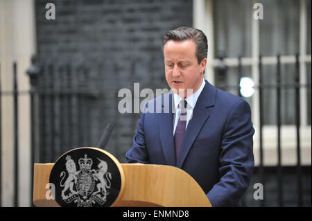 A Downing Street, Londra, Regno Unito. 8 maggio 2015. David Cameron torna a Downing Street ss Primo Ministro dopo aver vinto le elezioni generali Credito: Matteo Chattle/Alamy Live News Foto Stock
