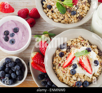 Muesli, bacche mature e yogurt per una sana prima colazione. Foto Stock