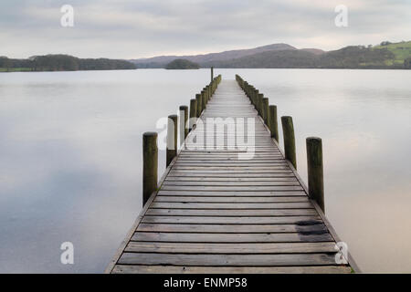 Scenic pontile in legno su un lago nel distretto del lago Foto Stock