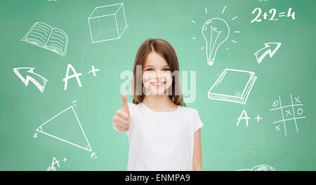 Sorridente bambina in bianco fustellato t-shirt Foto Stock