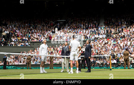 Novak Djokovic e Roger Federer durante il coin toss per la mens singoli final i campionati di Wimbledon 2014 Tutti Engla Foto Stock