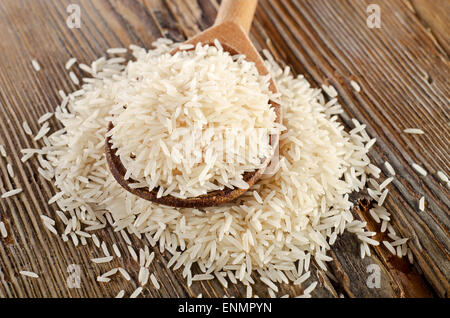 Non cotti di riso basmati in cucchiaio di legno . Messa a fuoco selettiva Foto Stock