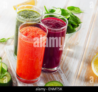 Ortaggi freschi succhi di frutta su sfondo di legno. Dieta Detox Foto Stock