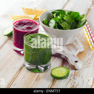 Spremuta di succhi di ortaggi su un sfondo di legno. Foto Stock