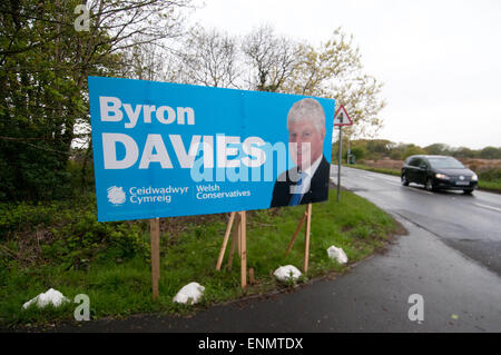 Vicino a Swansea, Regno Unito. 8 Maggio, 2015. Per firmare il nuovo Gower MP Byron Davies sul ciglio della strada a Bishopston sulla Penisola di Gower vicino a Swansea oggi. Credito: Phil Rees/Alamy Live News Foto Stock