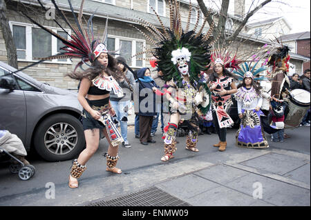 Aztec ballerini al Festival della Vergine di Guadalupe a Brooklyn, NY, 2012. Foto Stock