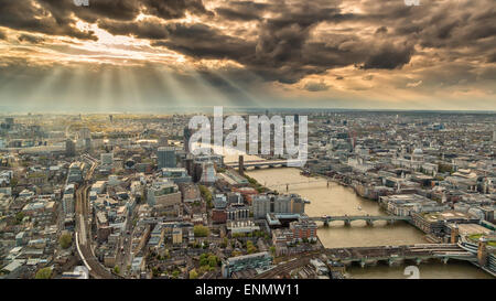 Vista aerea della skyline di Londra in Inghilterra con il fiume Tamigi contro un moody e cielo molto nuvoloso Foto Stock