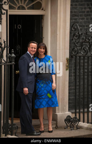 A Downing Street, Londra, Regno Unito. 8 maggio 2015. David Cameron ritorna al 10 di Downing Street con Samantha Cameron. Credito: Malcolm Park editoriale/Alamy Live News Foto Stock