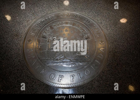 Guarnizione dello stato sul piano della rotunda della Florida corte suprema Foto Stock