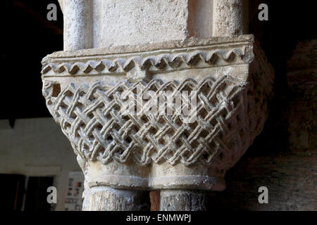 Decorazione su un pilastro nel chiostro della cattedrale romanica di Saint-Lizier in Saint-Lizier in Ariège, a sud ovest della Francia Foto Stock