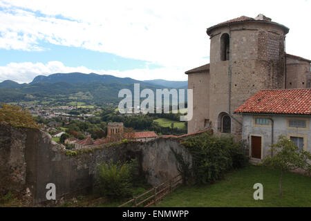 Le due cattedrali di Saint Lizier, Saint Lizier nel centro e la Cattedrale di Notre Dame de la sede sulla destra, Ariège, Midi Pirenei Foto Stock