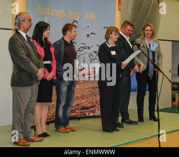 Hastings, East Sussex, Regno Unito. 8 Maggio, 2015. Risultati Con/Rudd. 22686.Lab/Owen.17890..UKIP/Michael 8676..verde/Bowers 1951.lib/Perry 1614 Credit: David Burr/Alamy Live News Foto Stock