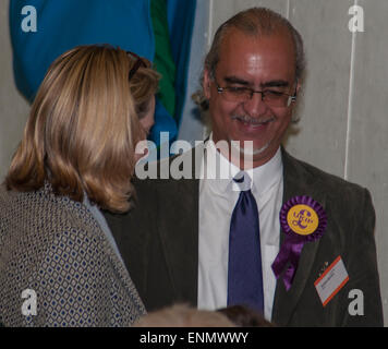 Hastings, East Sussex, Regno Unito. 8 Maggio, 2015. Ex C4 Gogglebox Star .più grande swing da 2010 è stato 10,5% a UKIP Andrew Michael che è arrivato terzo con 8676 voti.Nella foto con Ambra conservatore Rudd prima del risultato. Credito: David Burr/Alamy Live News Foto Stock