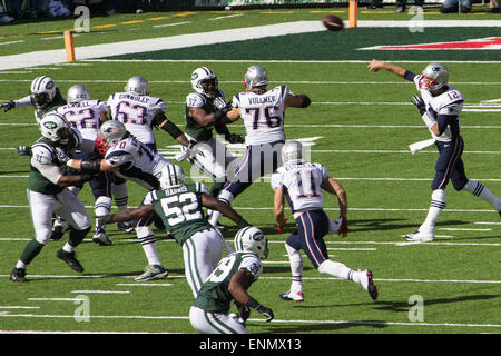 Tom Brady- New England Patriots quarterback completa un pass-play durante un 2014 stagione regolare match-up vs. New York getti Foto Stock