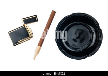 Posacenere con sigaro e oro accendisigari, isolati su sfondo bianco Foto Stock