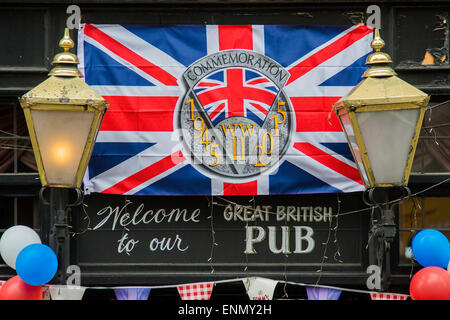 Londra, Regno Unito. 8 Maggio, 2015. Un pub di Whitehall ottiene n lo spirito. VE Giorno 70 commemorazioni - Tre giorni di eventi a Londra e in tutto il Regno Unito la marcatura storico anniversario della fine della Seconda Guerra Mondiale in Europa. Trafalgar Square, scena di giubilanti celebrazioni che segnano la fine della Seconda Guerra Mondiale in Europa il 8 maggio 1945, svolge un ruolo centrale in una serie di eventi nazionali, che includono un servizio di ricordo presso il Cenotafio, un concerto in la sfilata delle Guardie a Cavallo, un servizio di ringraziamento a Westminster Abbey, una sfilata di personale di servizio e i veterani e un flypast. Credito: Guy Bell/Alamy vivere N Foto Stock